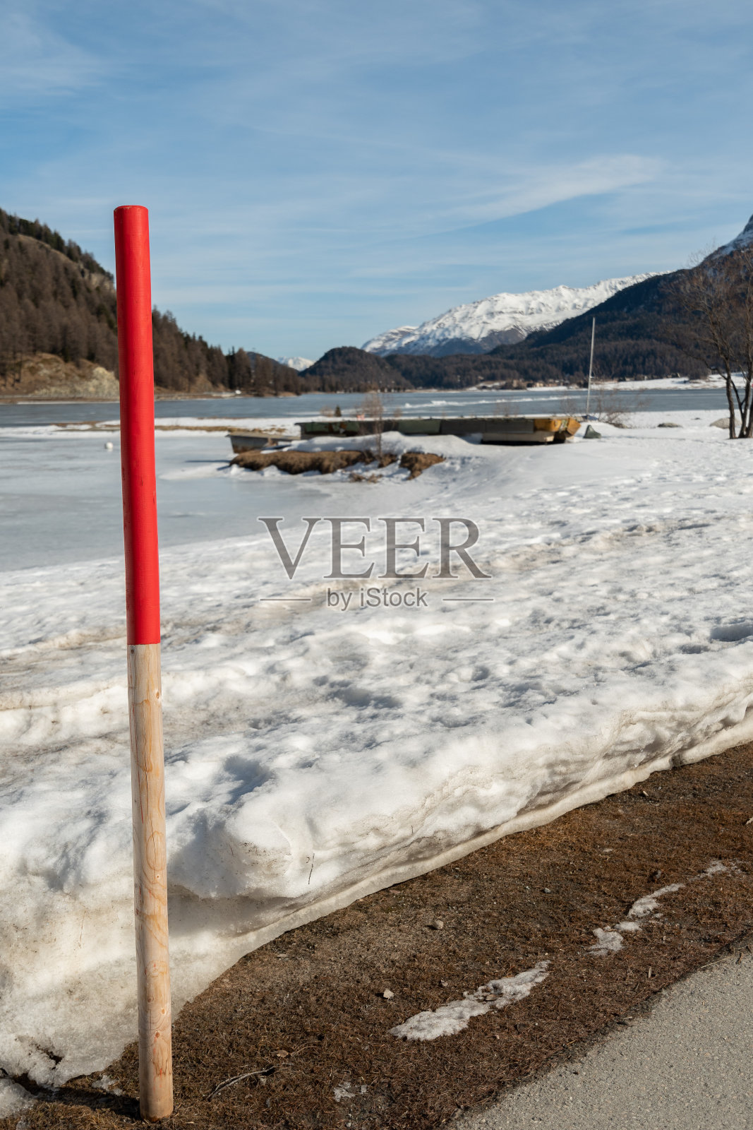瑞士西尔瓦普拉纳冰湖上美丽的冬季全景照片摄影图片
