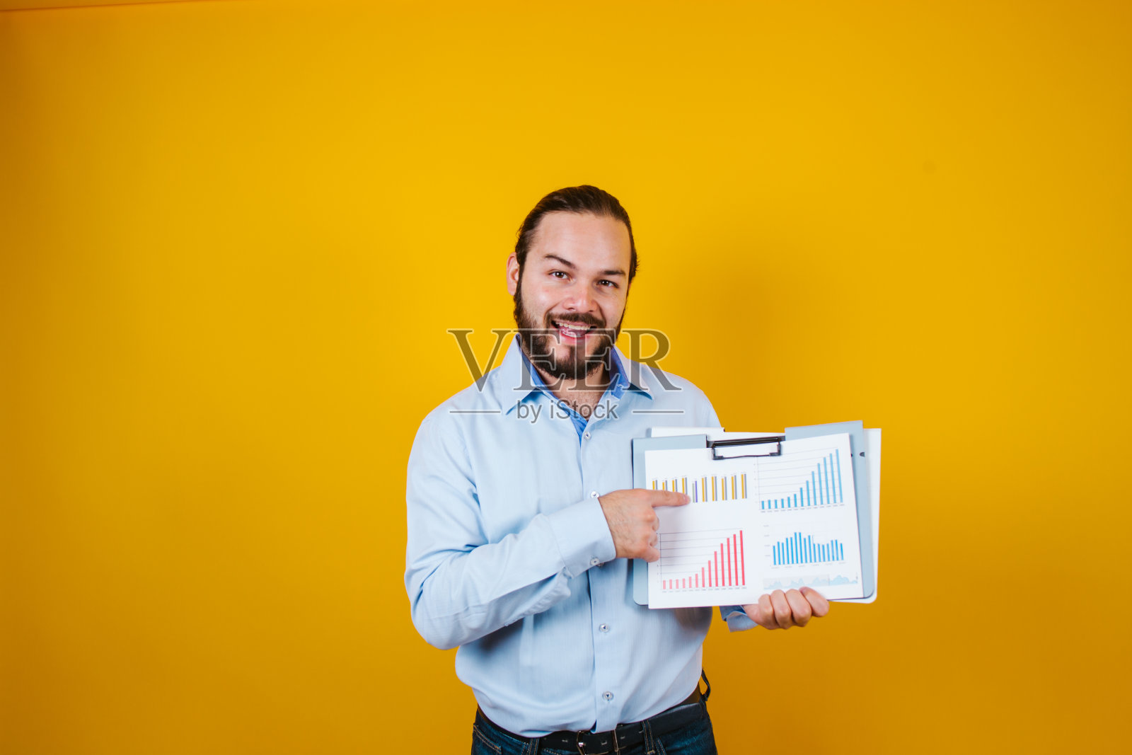 在拉丁美洲墨西哥，年轻的西班牙商人对着黄色背景的相机微笑照片摄影图片