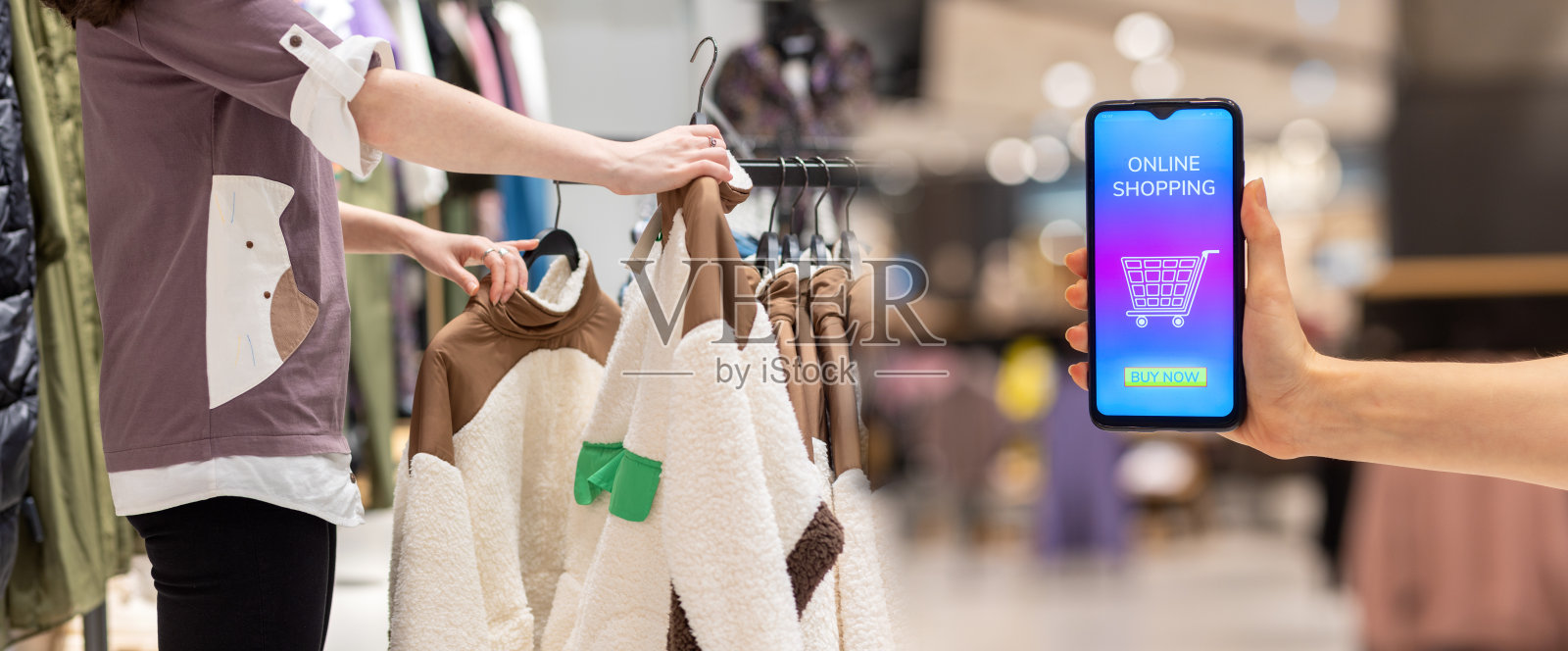 网络营销和广告的横幅。在网上商店购物的女人的手展示智能手机的特写。在店铺区域工作的顾问。购物和消费主义的概念照片摄影图片