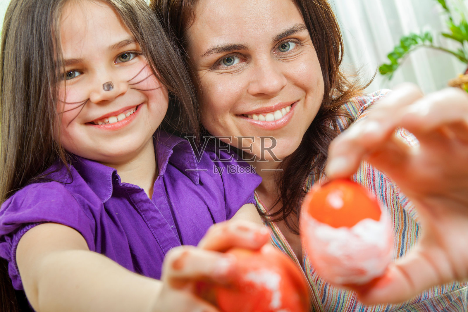 妈妈和她的孩子们画复活节彩蛋照片摄影图片