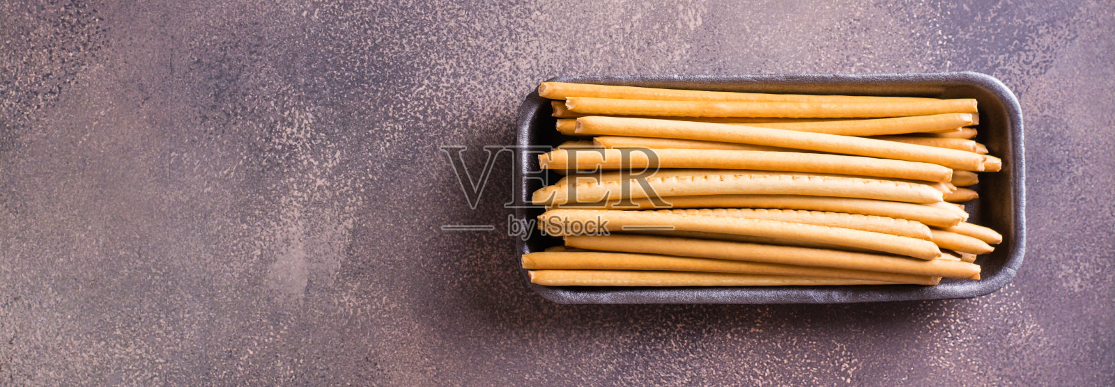 香脆的烤甜稻草和浆果果酱装在容器里。前视图。网络横幅照片摄影图片