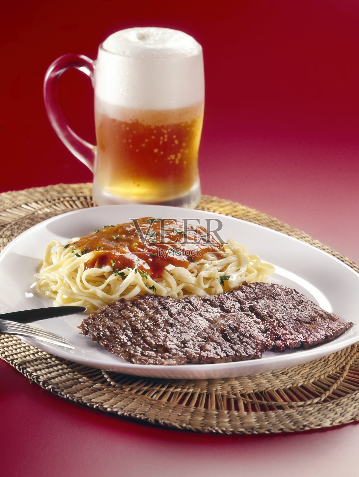 菲力牛排配扁面照片摄影图片