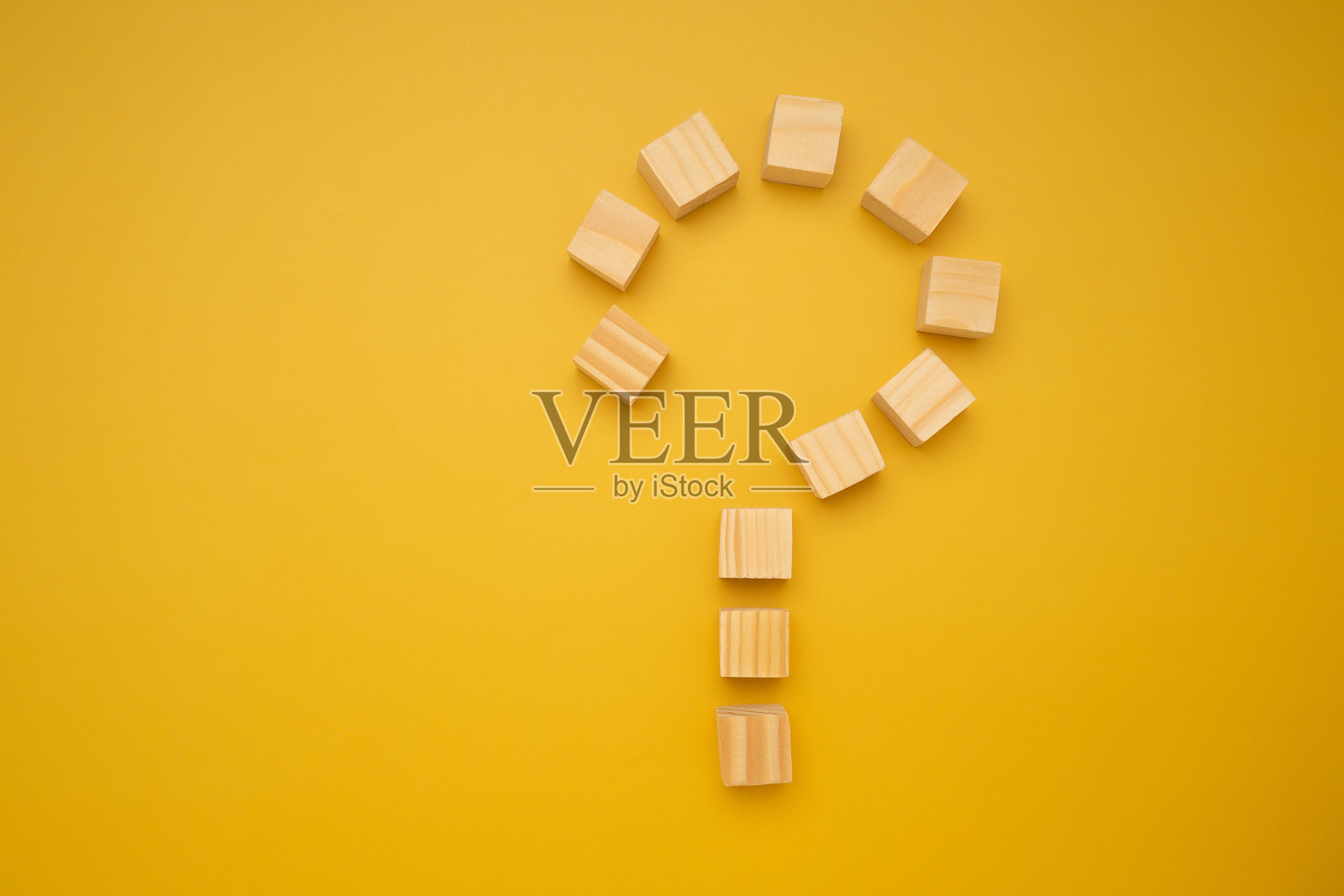 问号概念与安排木块隔离黄色背景。照片摄影图片