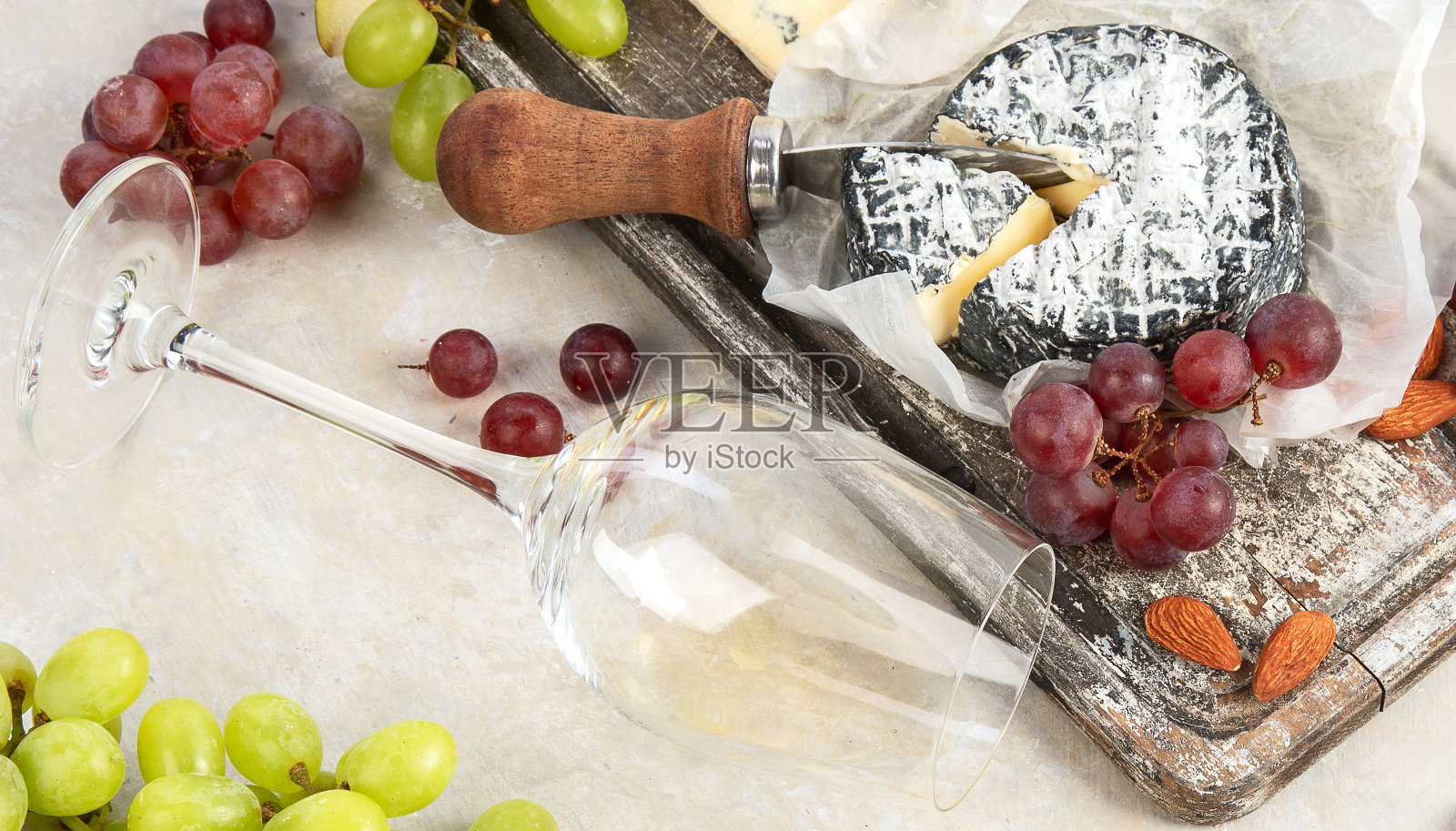 葡萄酒，零食和各种各样的奶酪。照片摄影图片