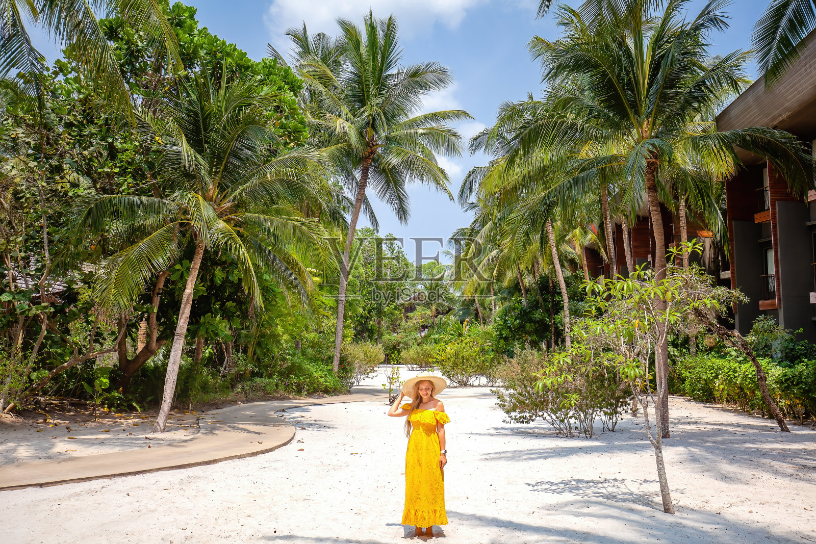 戴草帽的女子在豪华的棕榈滩度假胜地享受暑假照片摄影图片