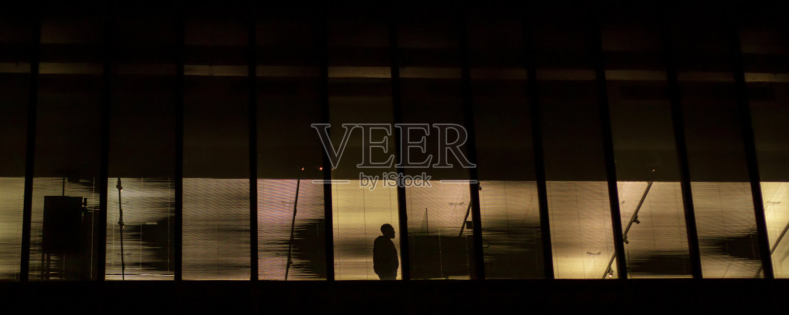 一个男人的剪影在夜晚的窗户照片摄影图片