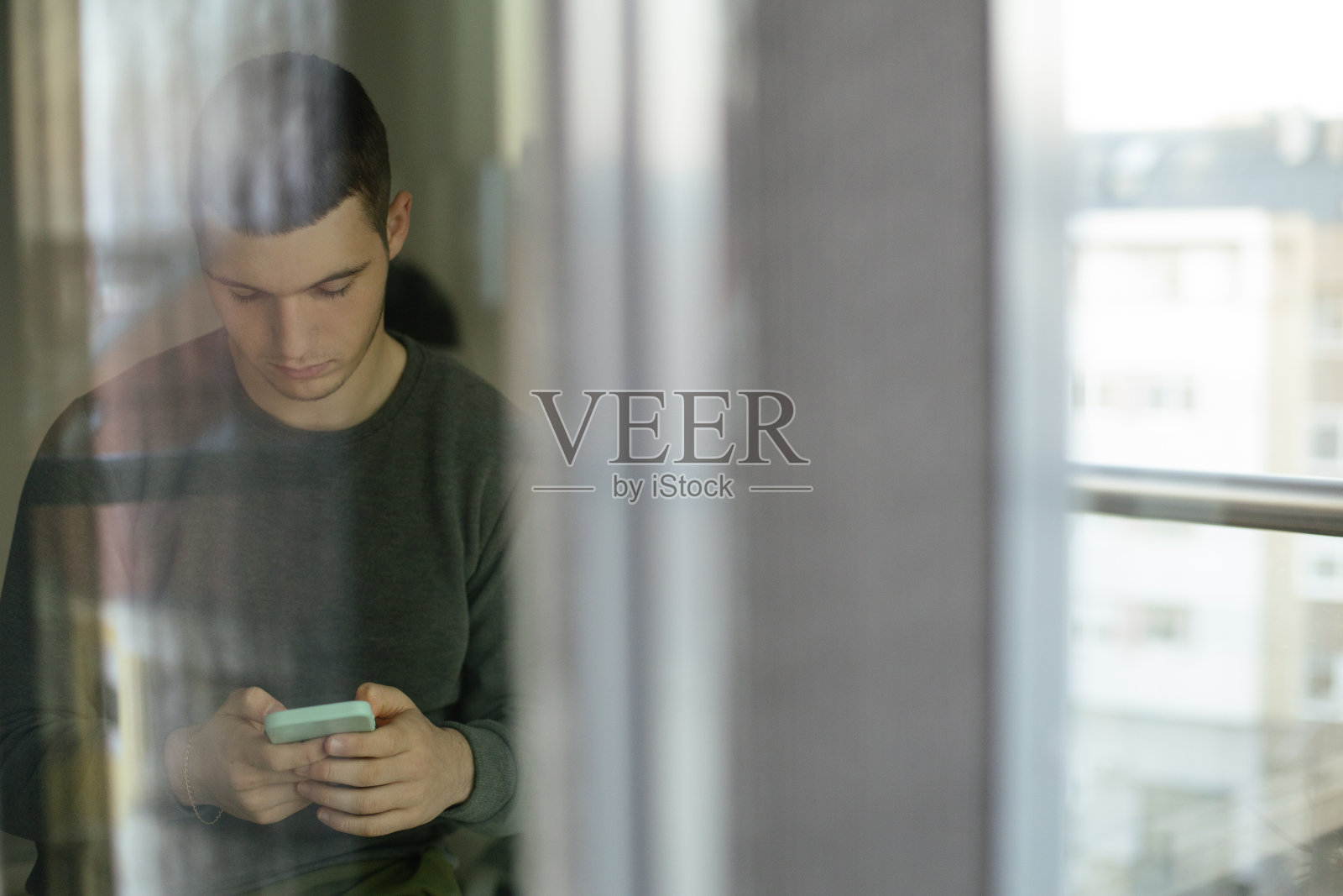 少年放松照片摄影图片