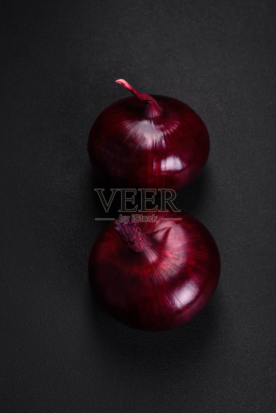 新鲜的红洋葱和深色纹理的混凝土背景照片摄影图片