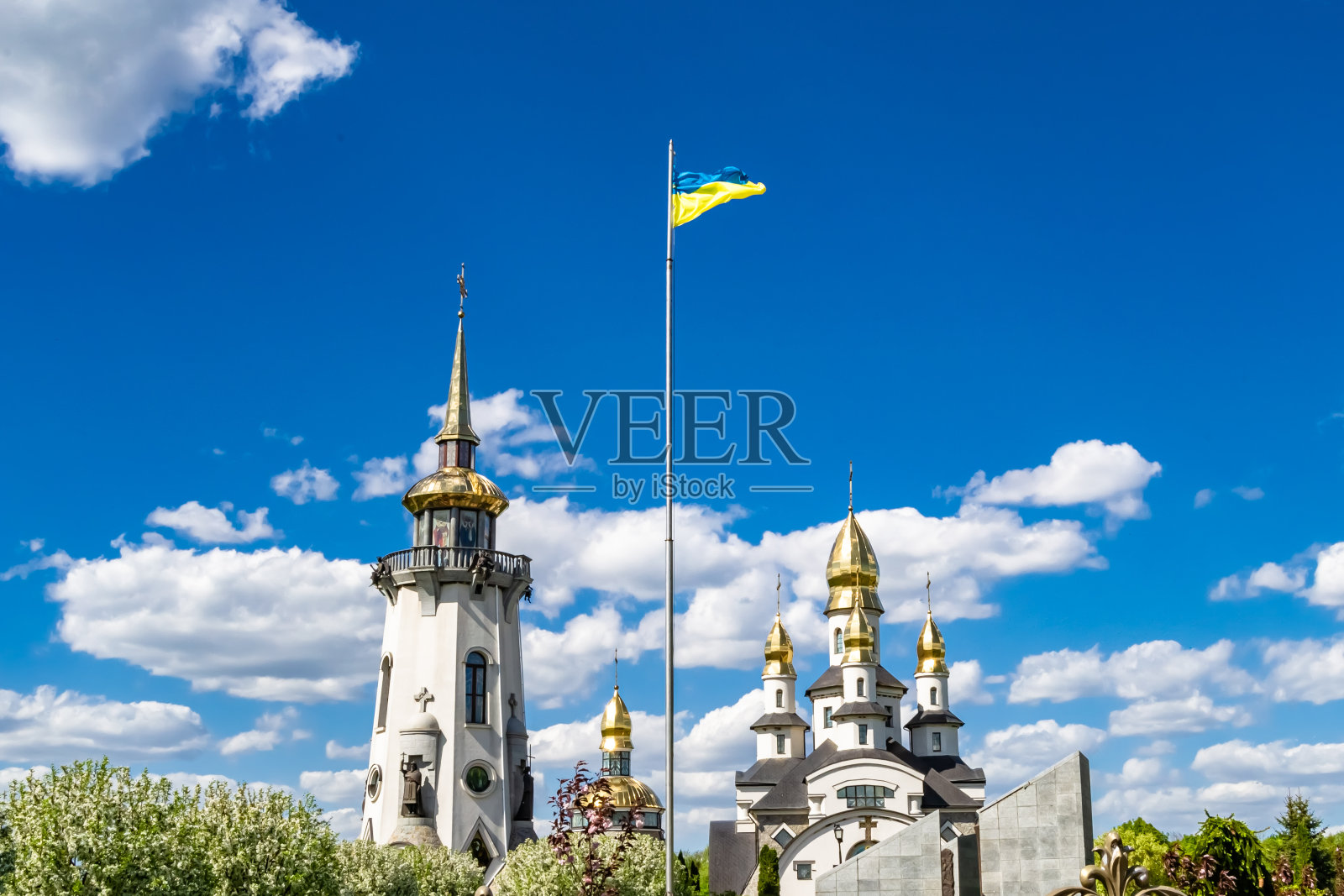 基督教教堂在高高的尖塔上交叉祈祷照片摄影图片