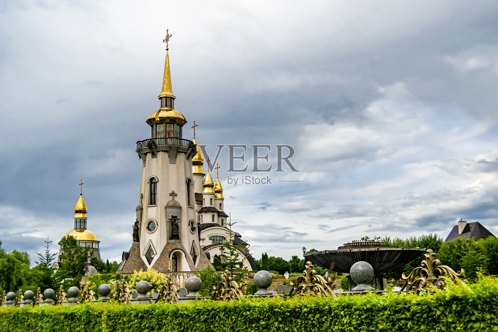 基督教教堂在高高的尖塔上交叉祈祷照片摄影图片