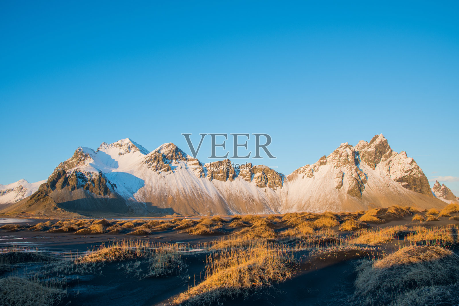 冰岛韦斯特拉霍恩山阳光明媚的秋日照片摄影图片