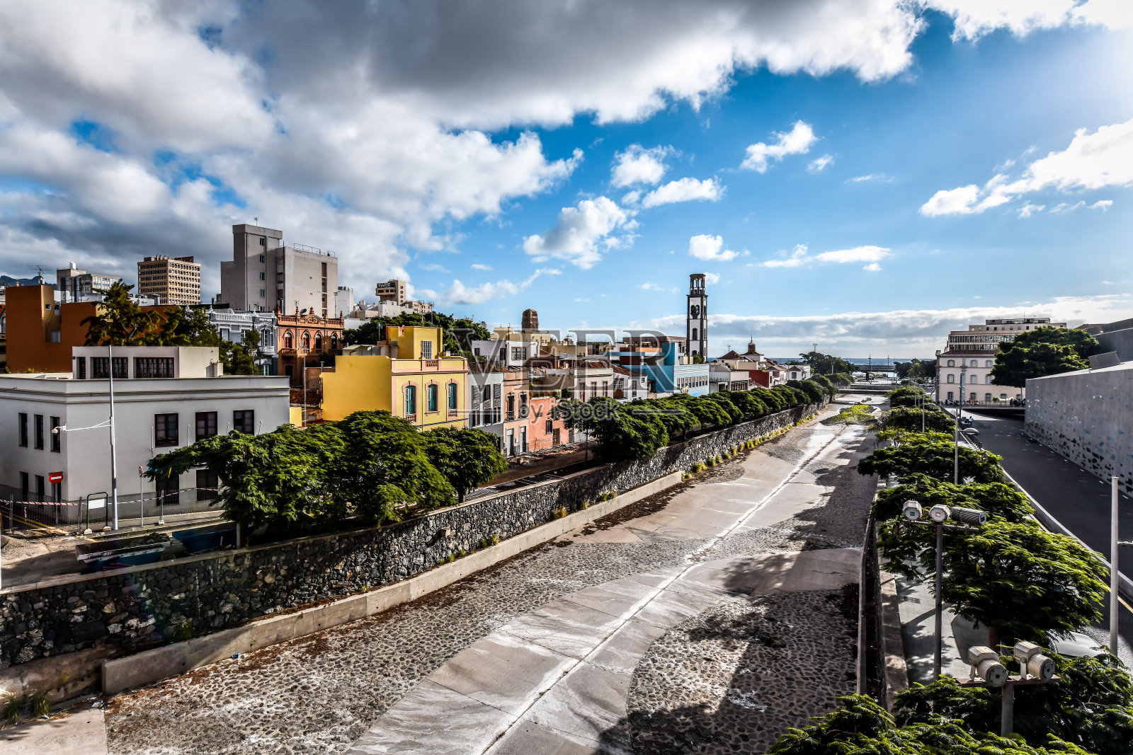 在西班牙的圣克鲁斯特内里费岛，街道一分为二照片摄影图片