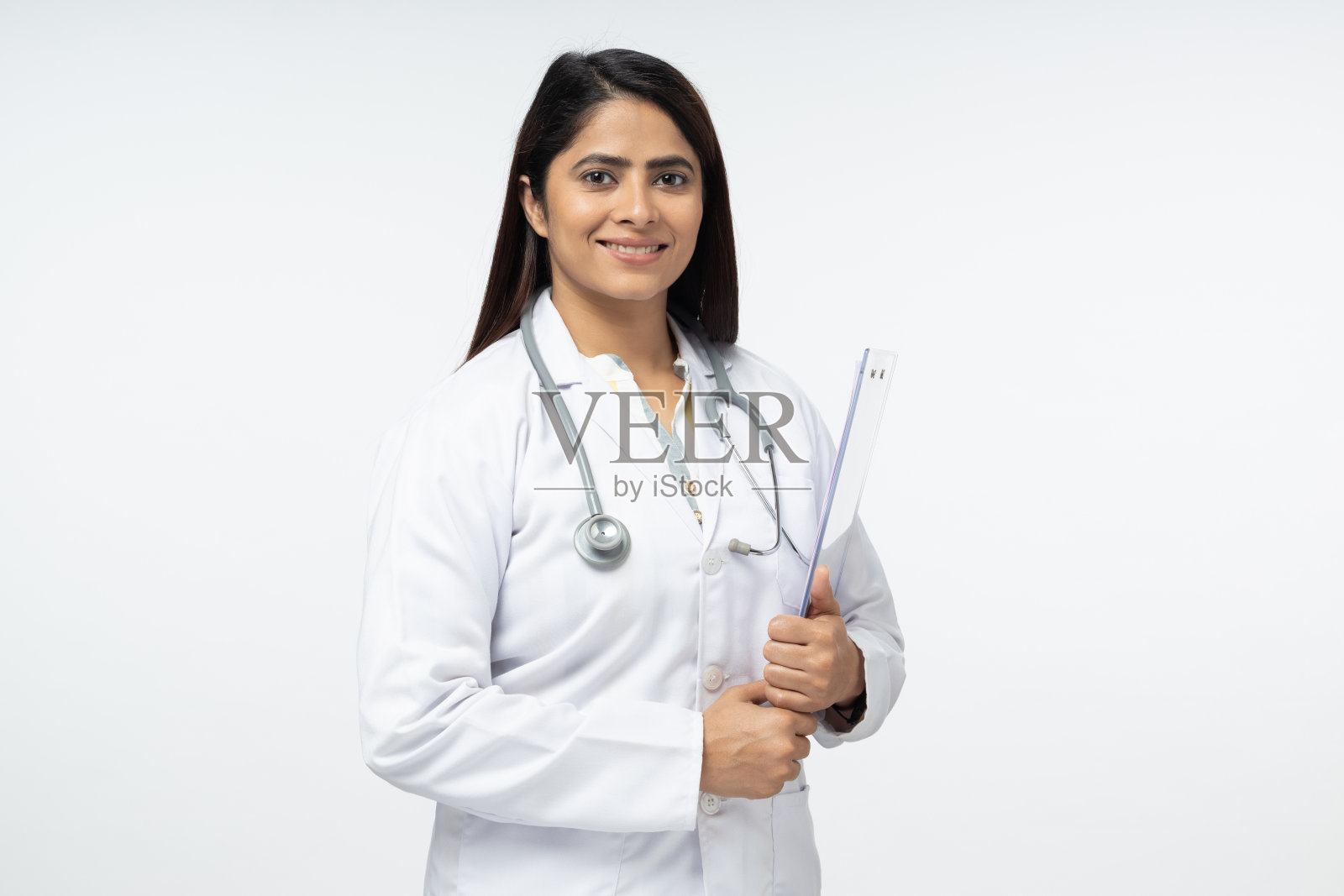 开朗的女医生在白色制服拿着剪贴板股票照片照片摄影图片