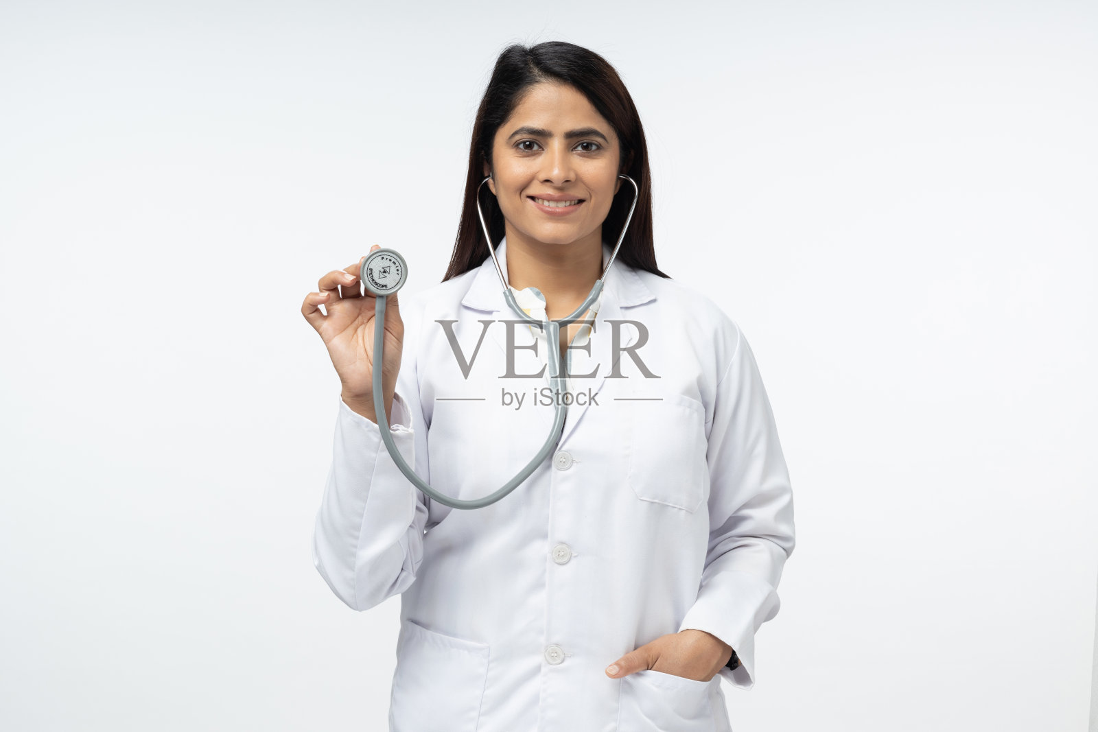 年轻的女医生在白大褂拿着听诊器对白色背景的股票照片照片摄影图片