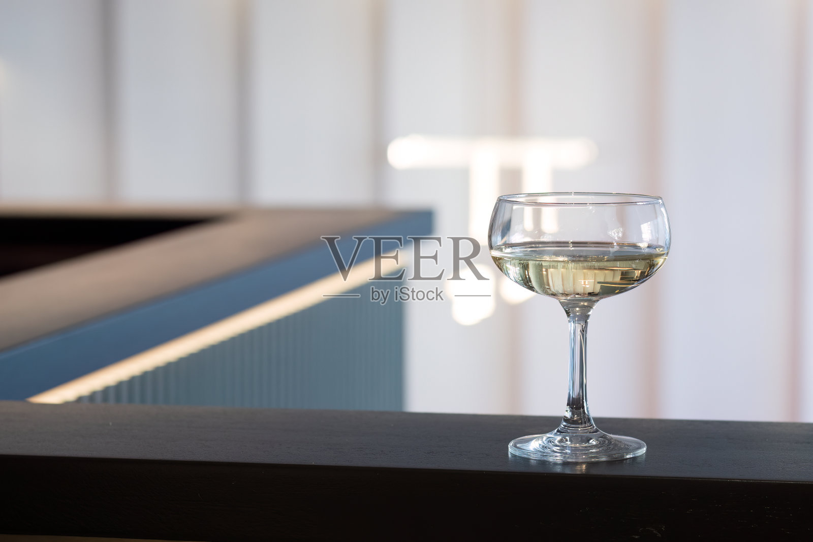 单杯香槟留在柜台上。孤独和孤立的概念照片摄影图片