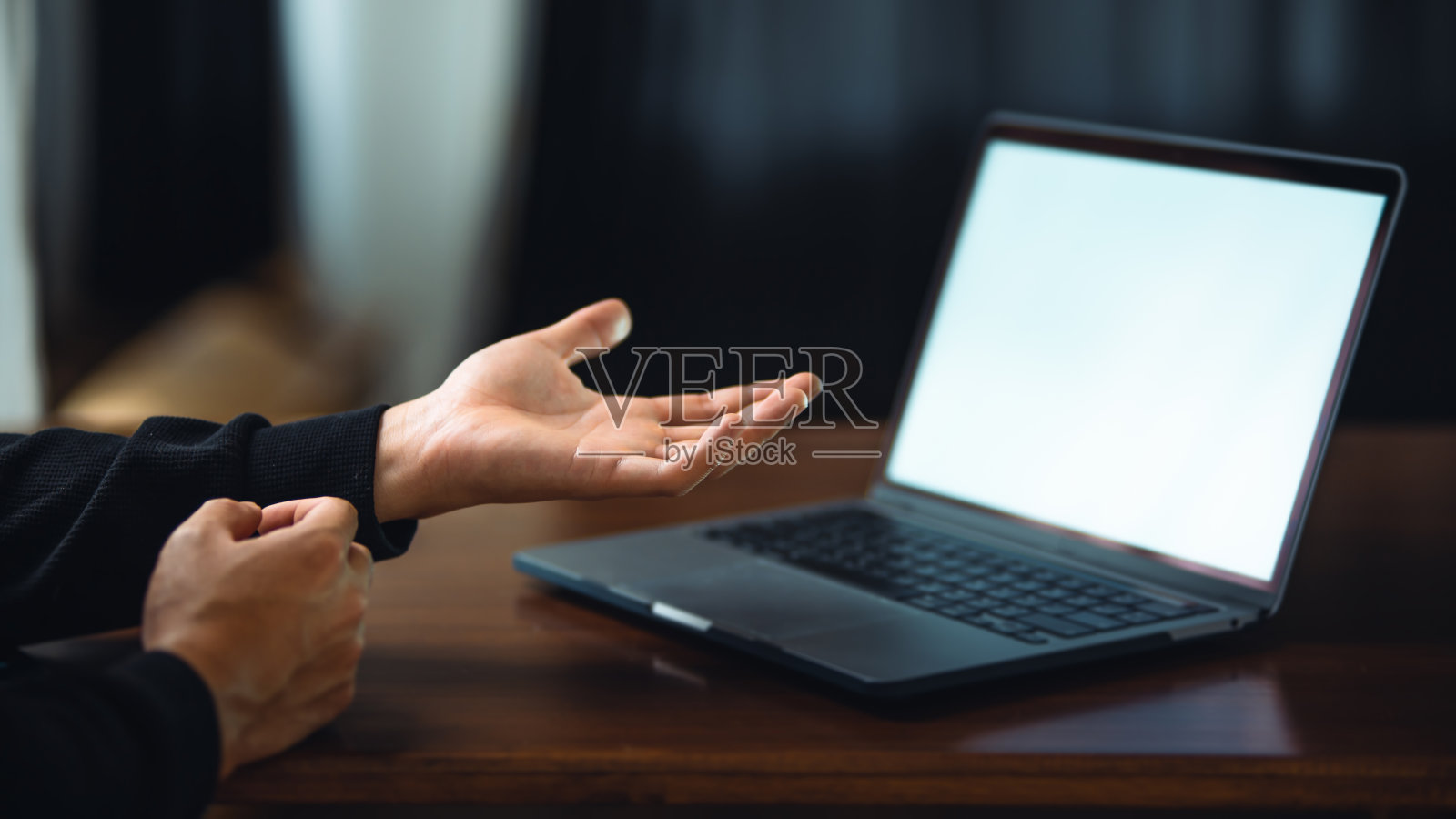 男子使用笔记本电脑与白空白屏幕的模型照片摄影图片