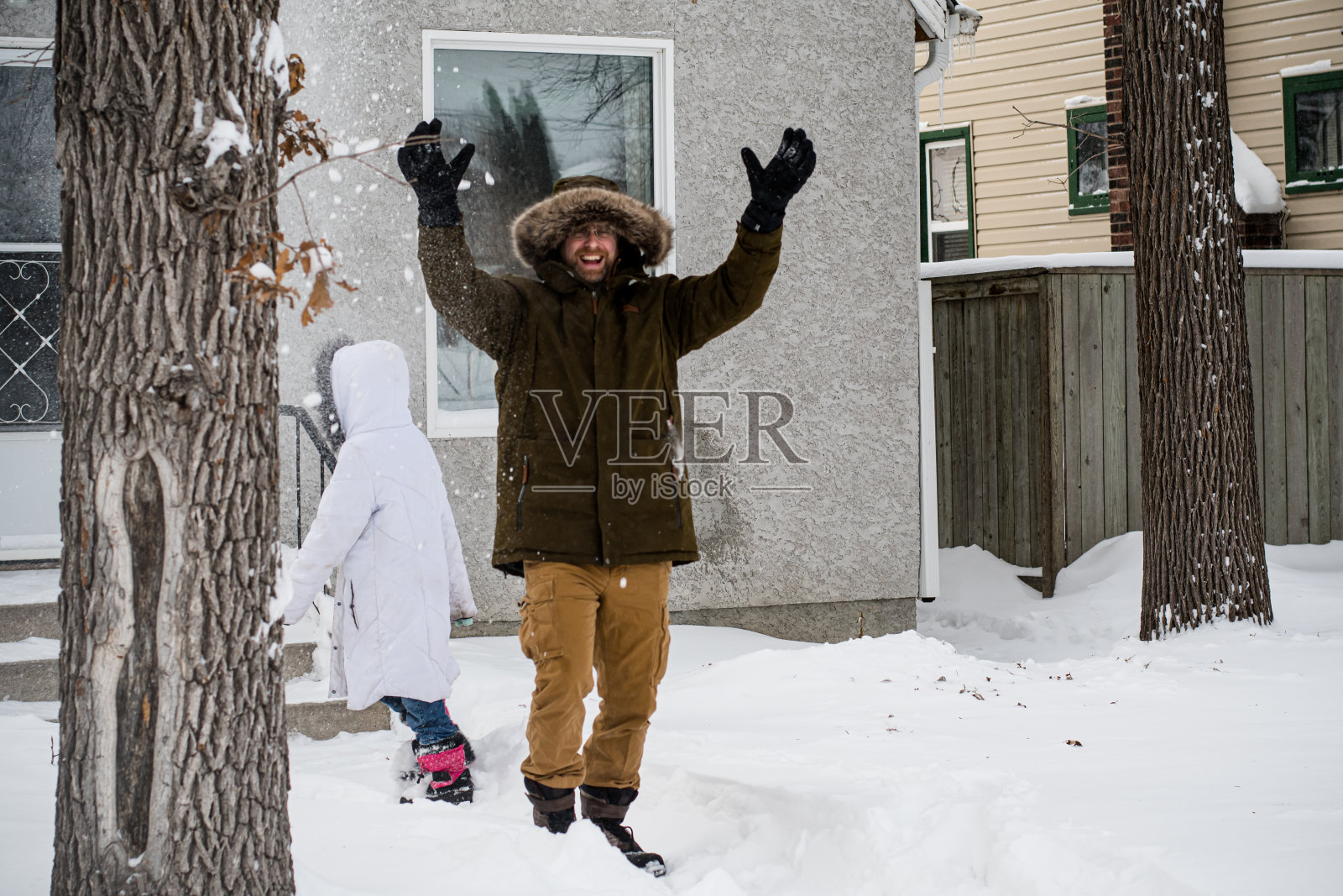 和爸爸一起扔雪照片摄影图片