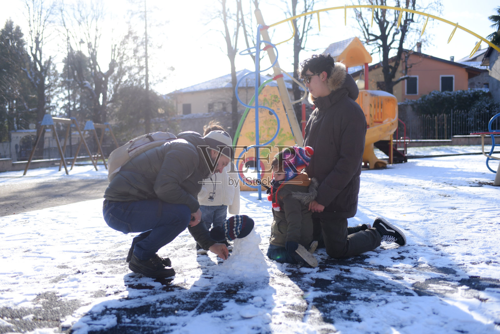 一家人在公园里玩雪照片摄影图片
