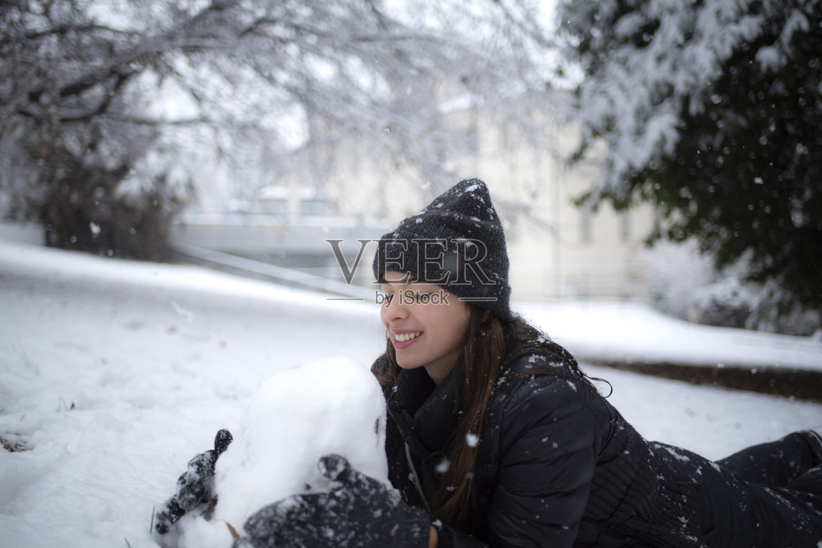 在公园里玩雪的女孩照片摄影图片