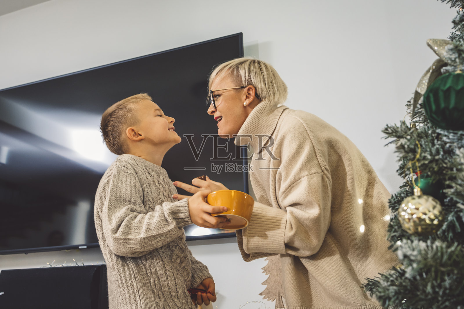 一家人互相赠送礼物，喜欢吃奇巧巧克力照片摄影图片