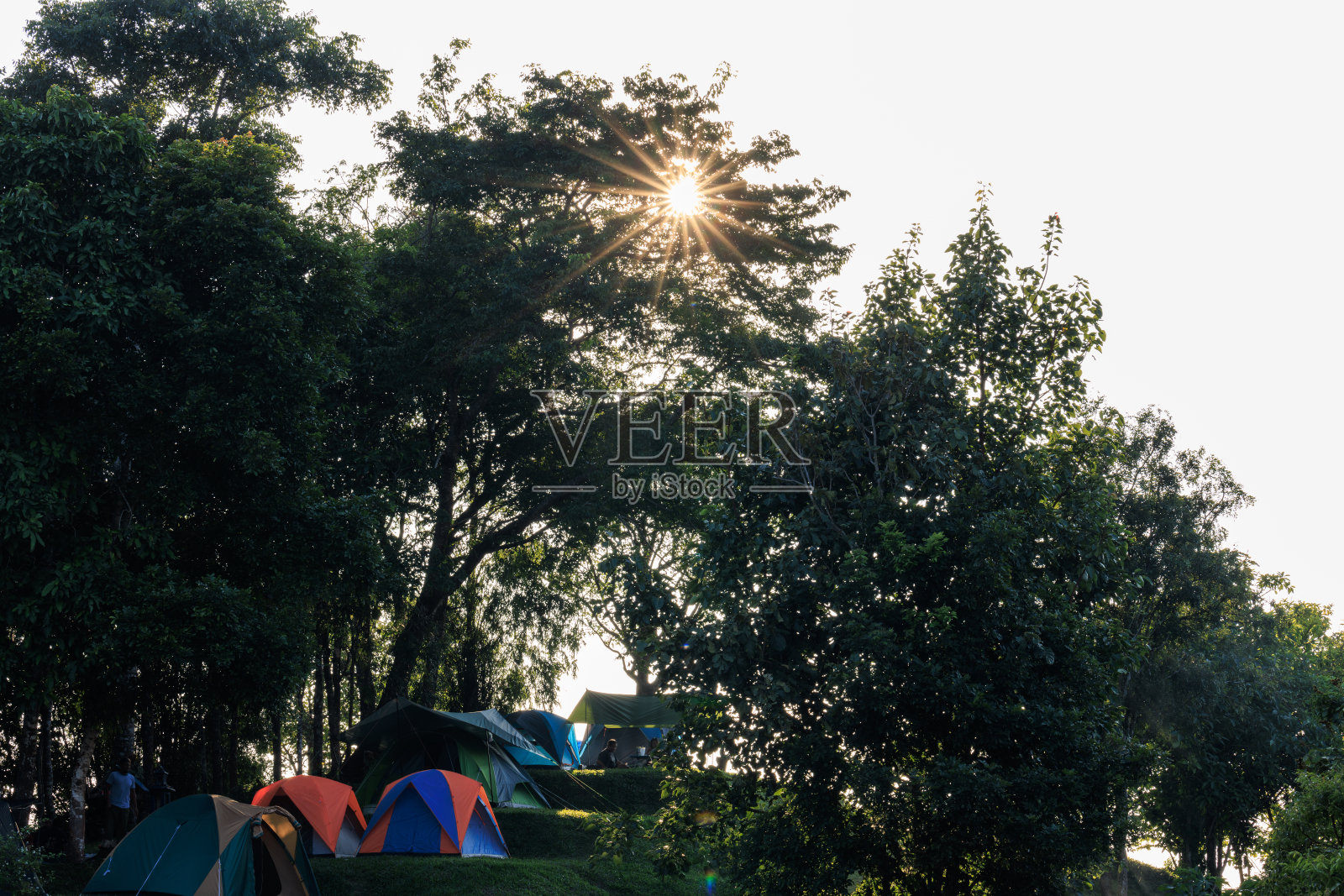 2022年10月露营地晚上时间太阳光线与蓝色云层的天空背景在Doi Samer Dow国家公园sri nan，观点和地标性景点南省，泰国，照片摄影图片