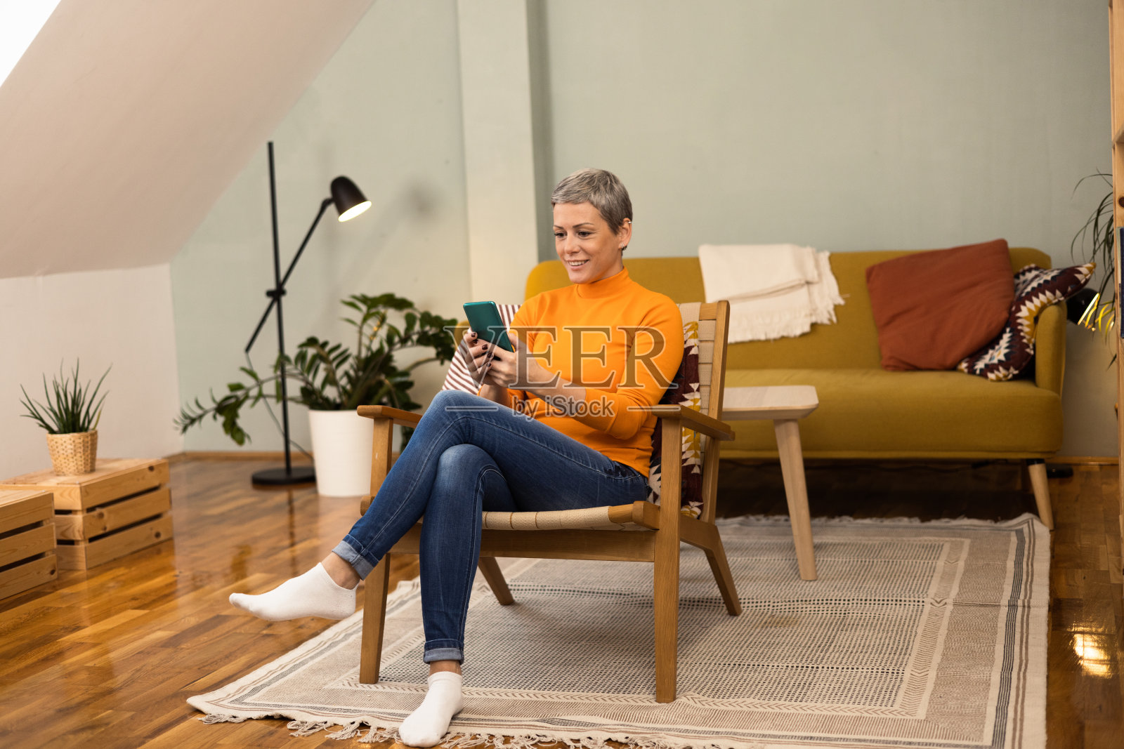 中年成年女子放松和上网照片摄影图片