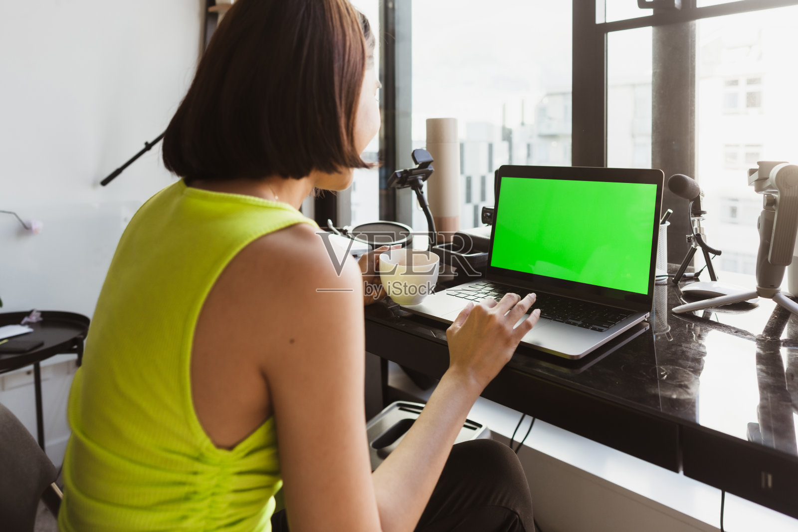 女性在家工作。照片摄影图片