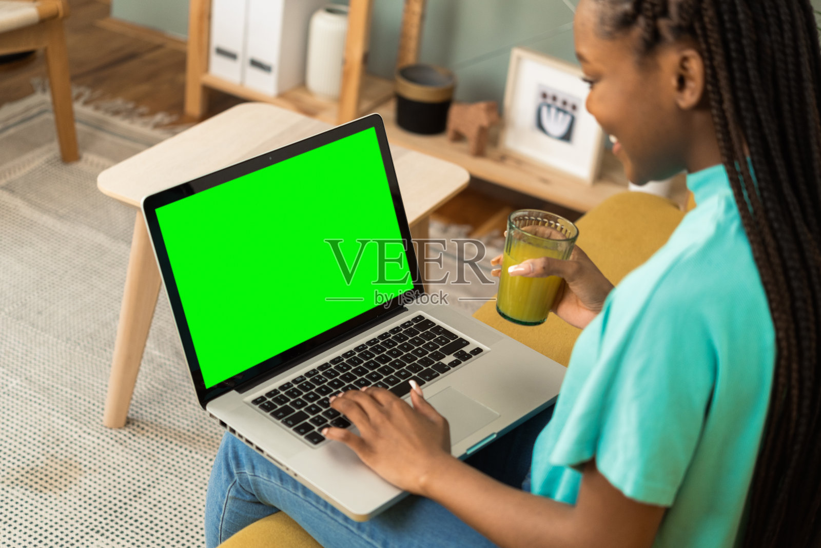 一个美丽的企业家在她的家庭办公室工作的肖像照片摄影图片