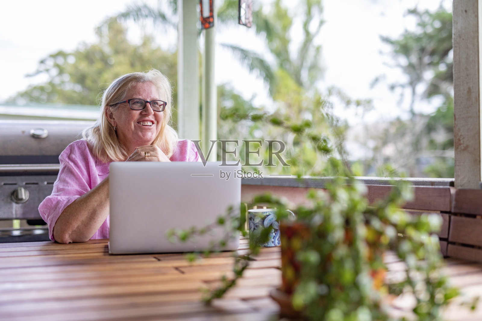 在家使用电脑的快乐成熟女性照片摄影图片