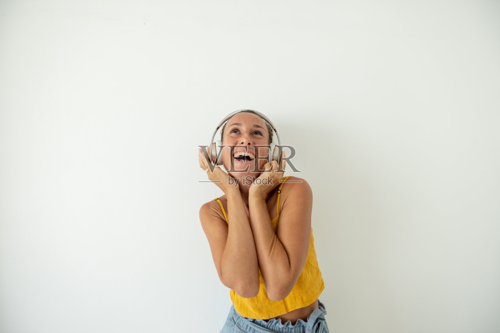 白色背景下快乐的年轻女子的肖像照片摄影图片