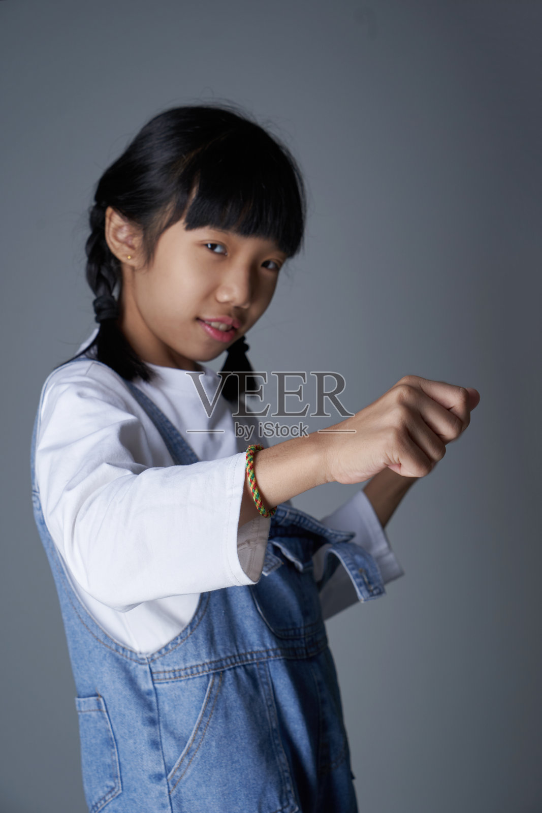 灰色背景下的功夫女孩照片摄影图片