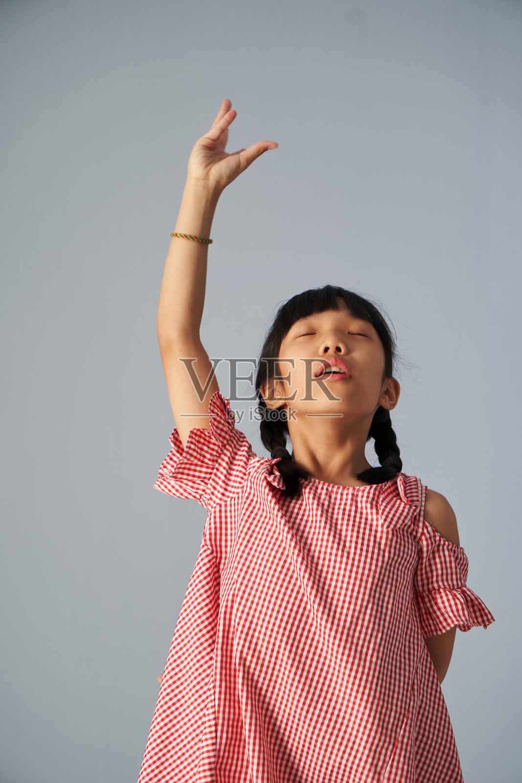 女孩闭上眼睛，手臂抬起呼吸练习照片摄影图片