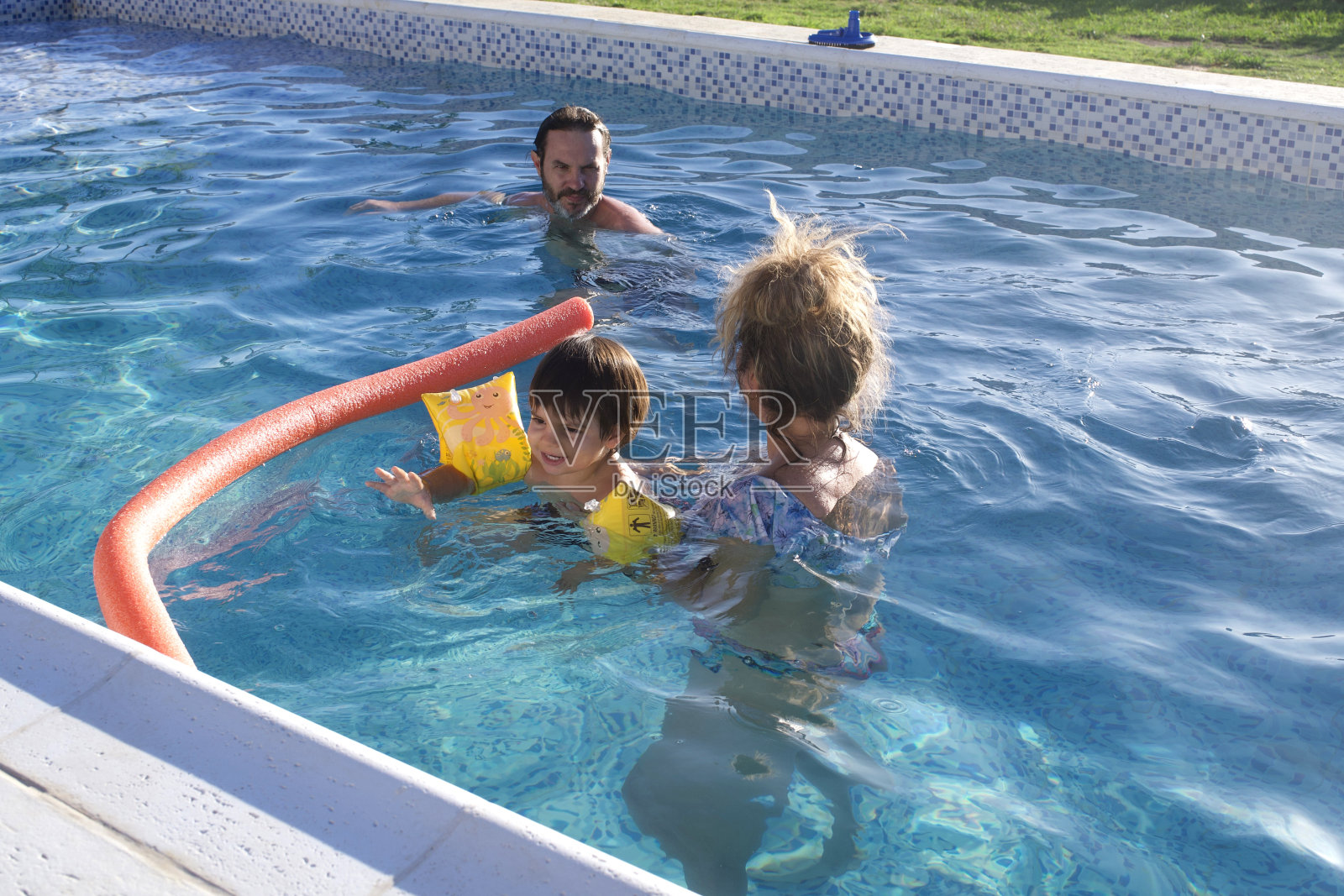 一家人在水里玩耍照片摄影图片