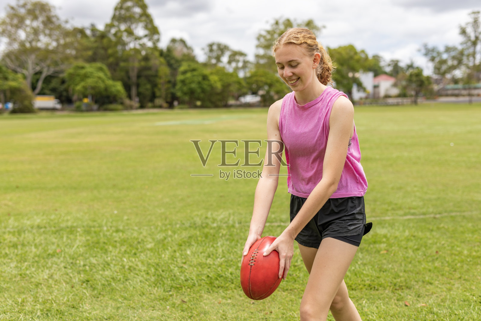 玩澳式足球的少女照片摄影图片