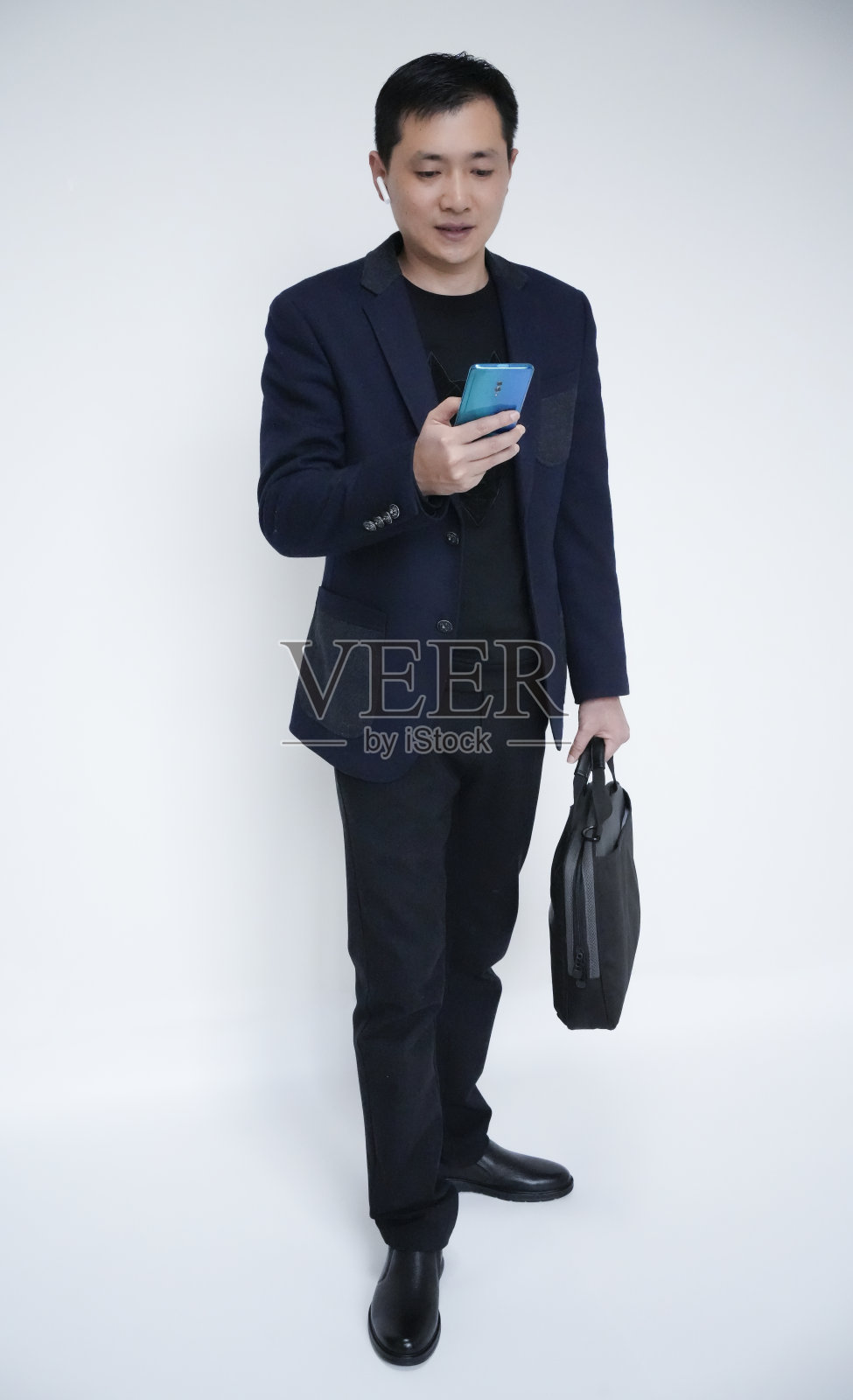 企业家的肖像商人白领站在公文包和使用手机照片摄影图片