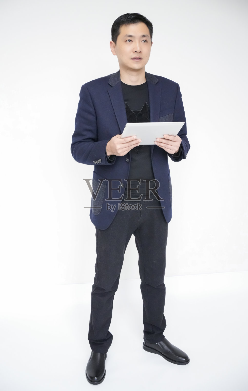 企业家、商人、白领经理使用平板电脑的肖像照片摄影图片