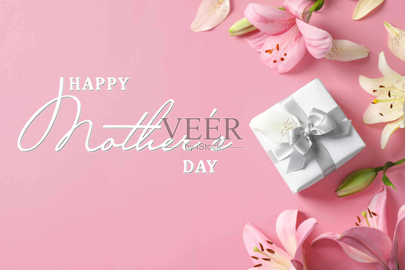 祝您母亲节快乐。贺卡与美丽的百合花和礼品盒在粉红色的背景，平铺照片摄影图片