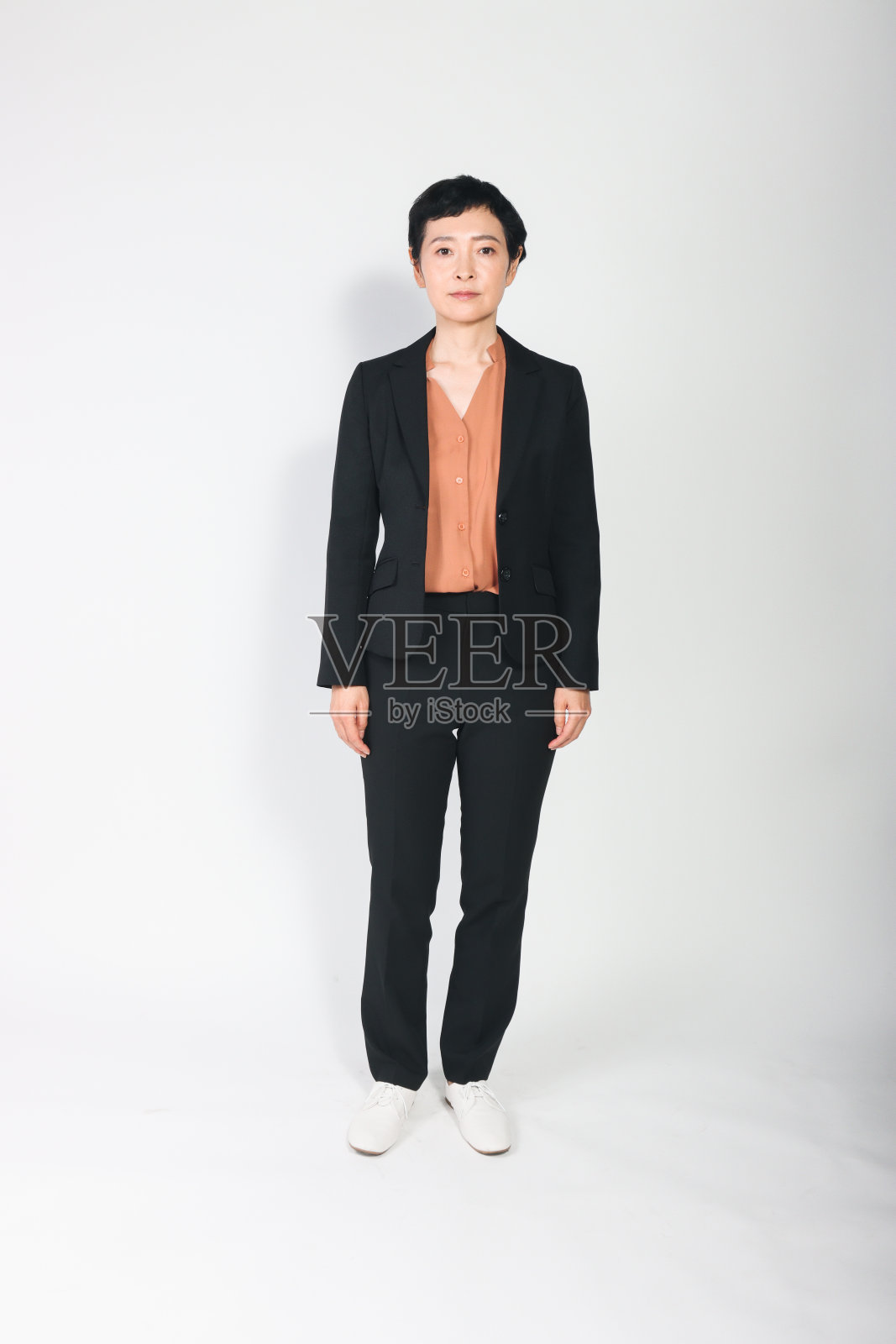 一个中年亚洲妇女的全身肖像照片摄影图片