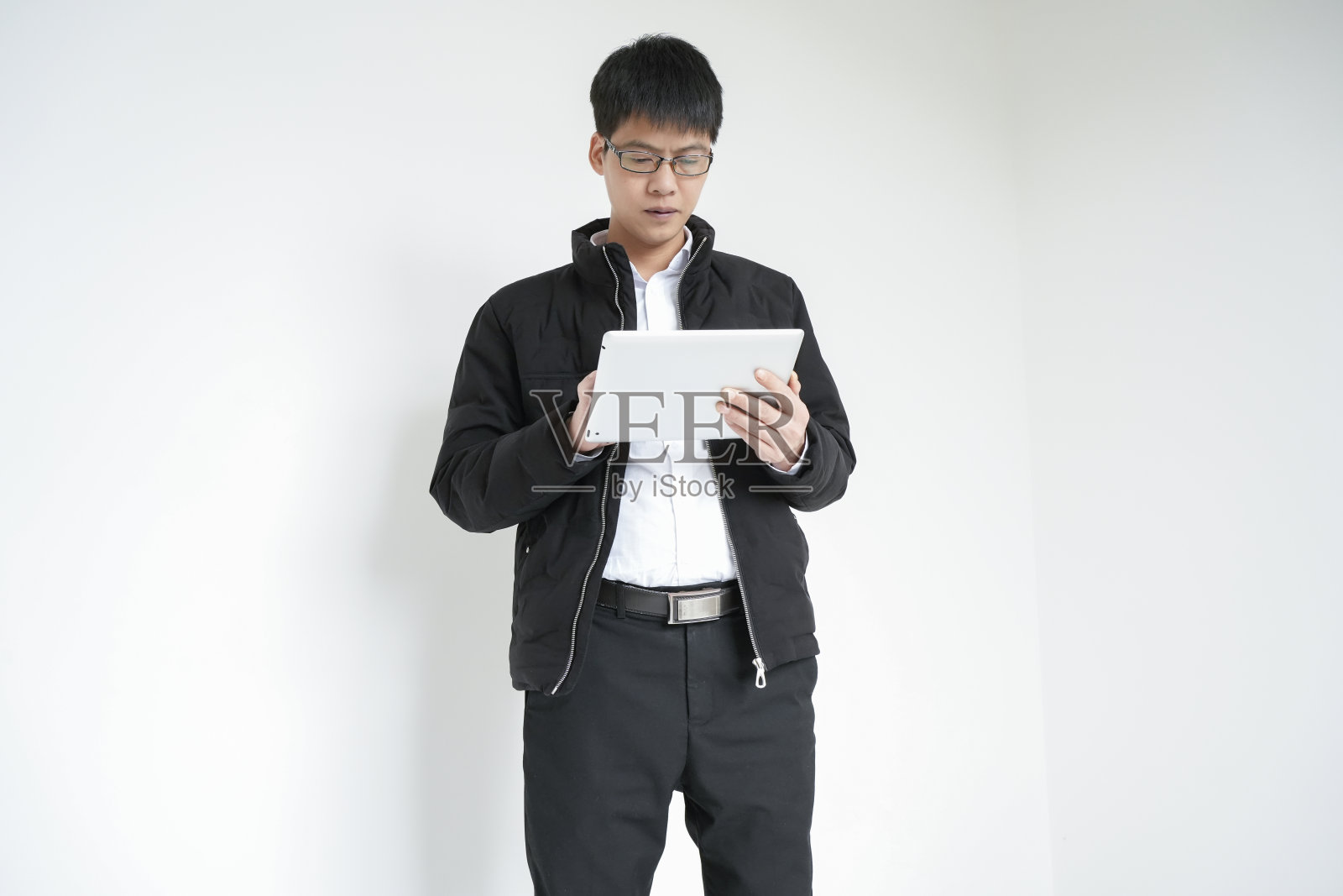 商人、白领、工薪族使用平板电脑的肖像照片摄影图片