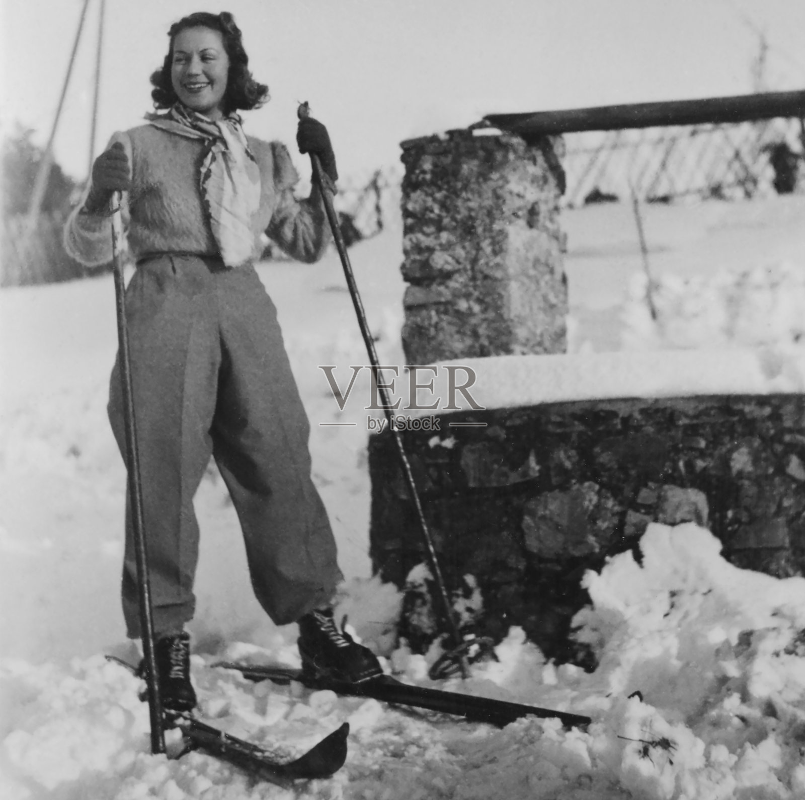 年轻女子在山上滑雪。1939.照片摄影图片