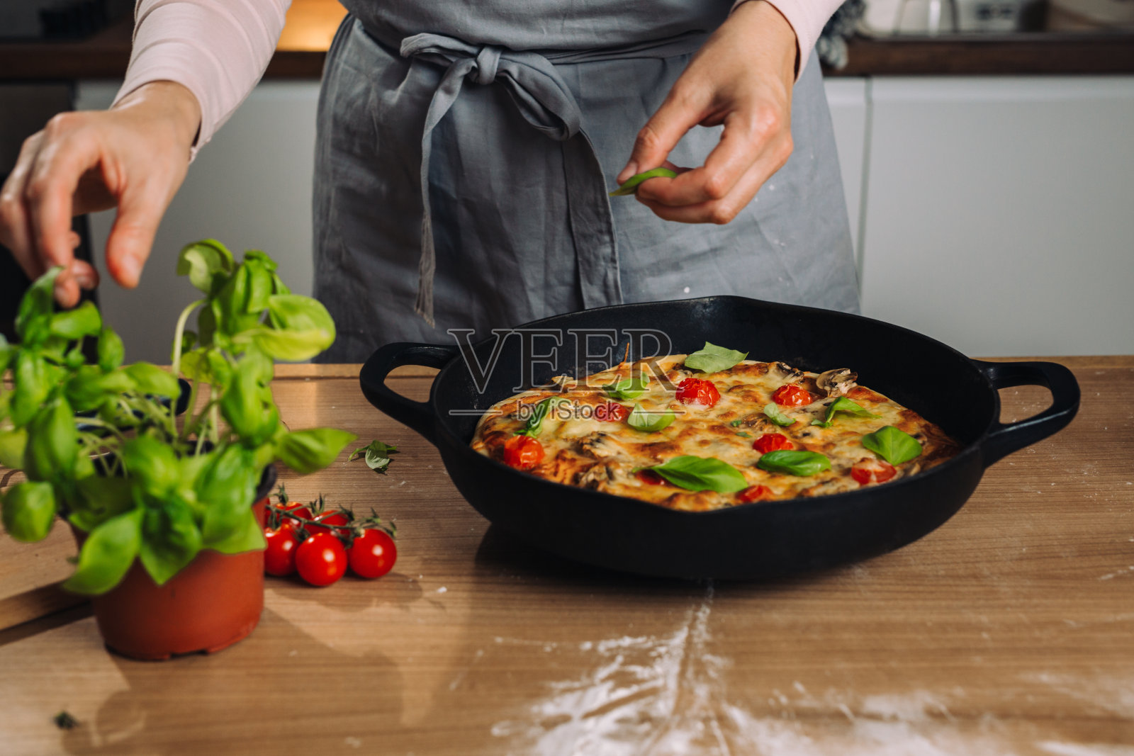 女人在家准备披萨的特写镜头照片摄影图片