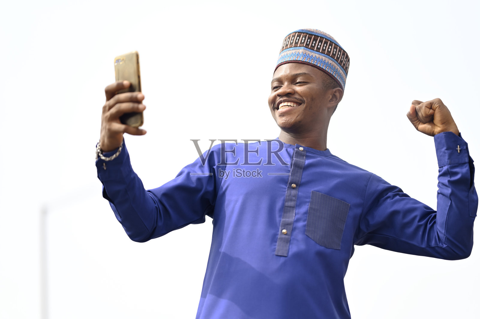 一名非洲男子在收到一封白色背景的电子邮件后庆祝照片摄影图片