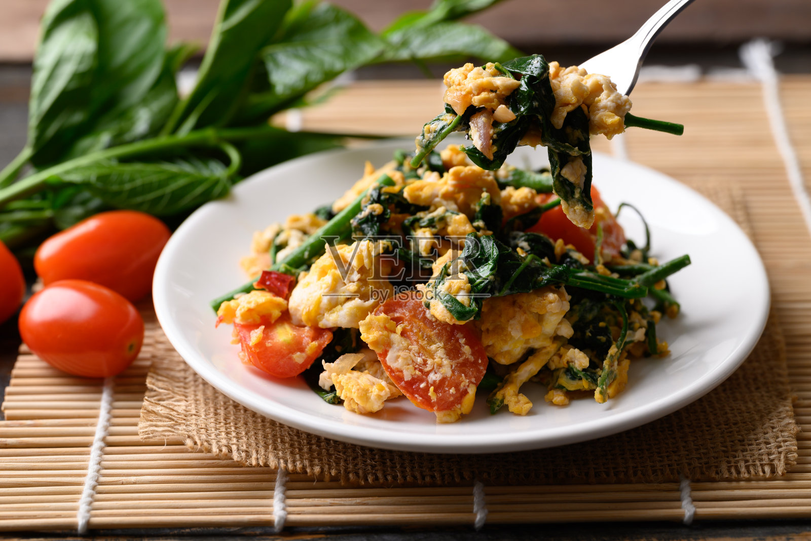 泰国北部美食，蛋炒古麻叶，当地美食照片摄影图片