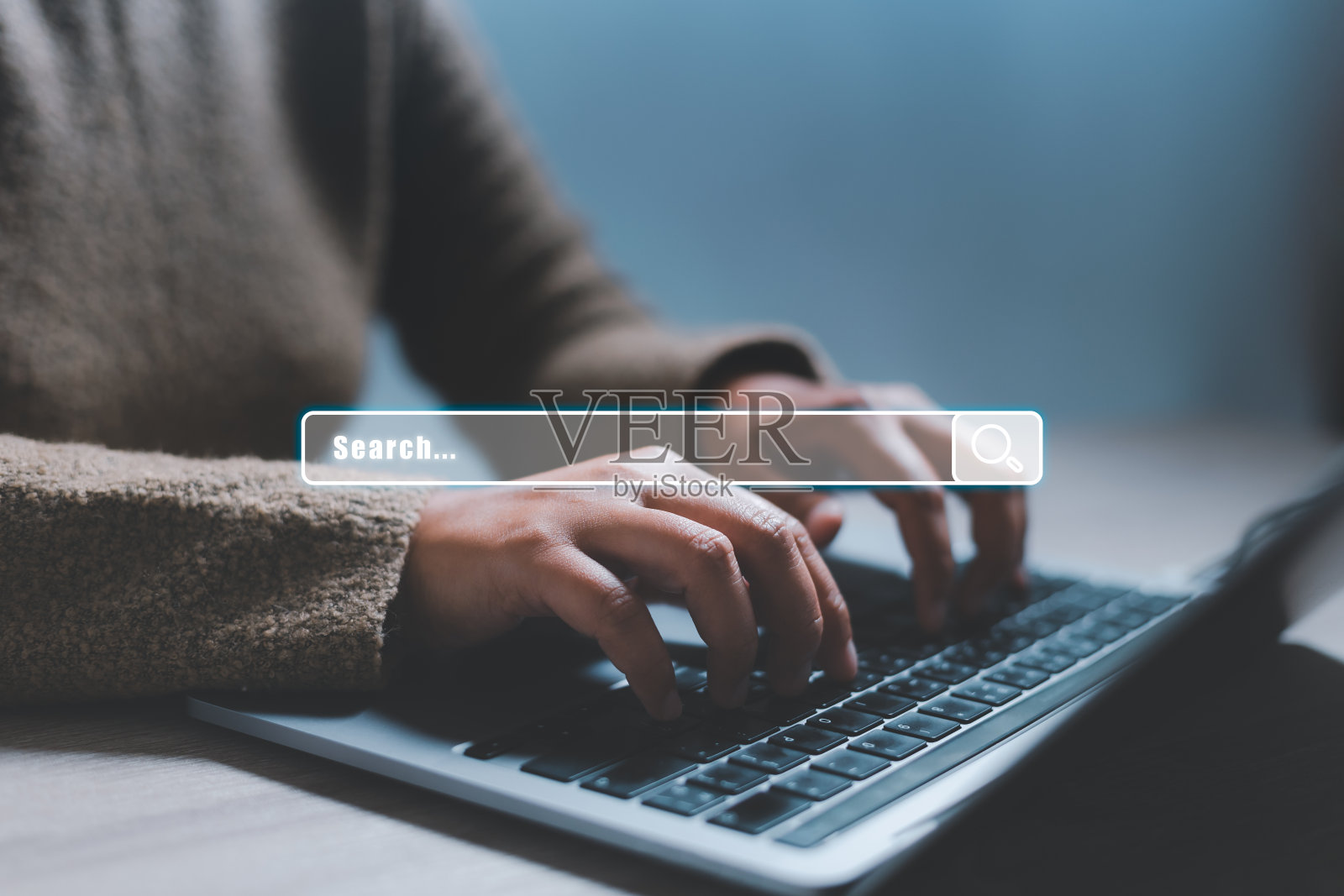 数据搜索技术浏览互联网数据信息网络。商人用笔记本电脑搜索信息。搜索引擎优化的概念。照片摄影图片