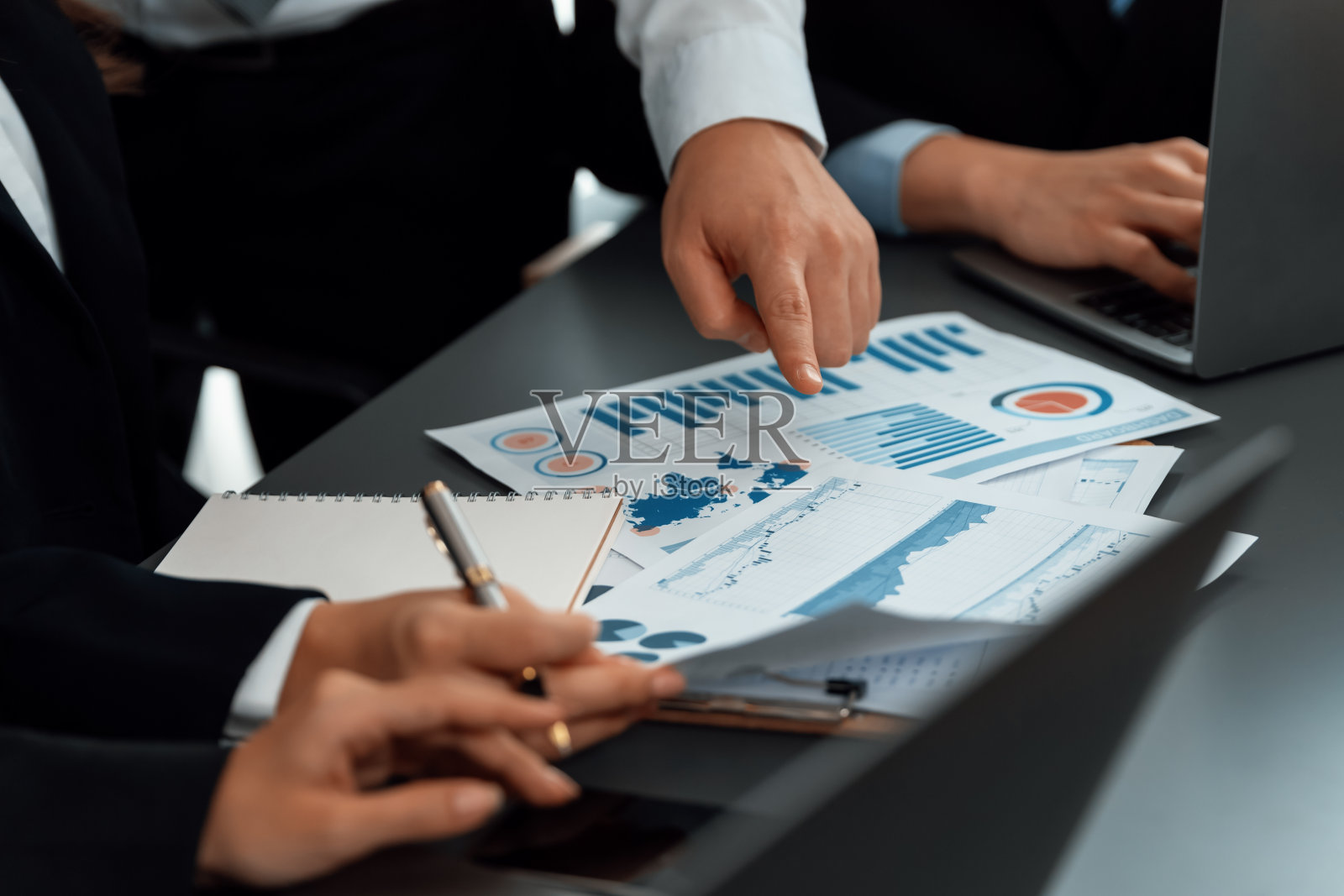 近距离聚焦BI仪表盘与办公室员工在和谐的办公室。照片摄影图片