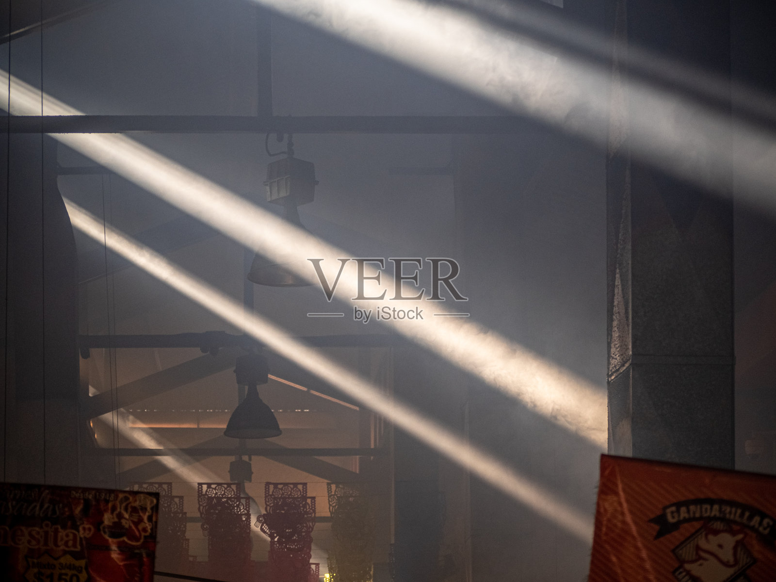 烟雾中的灯光照片摄影图片