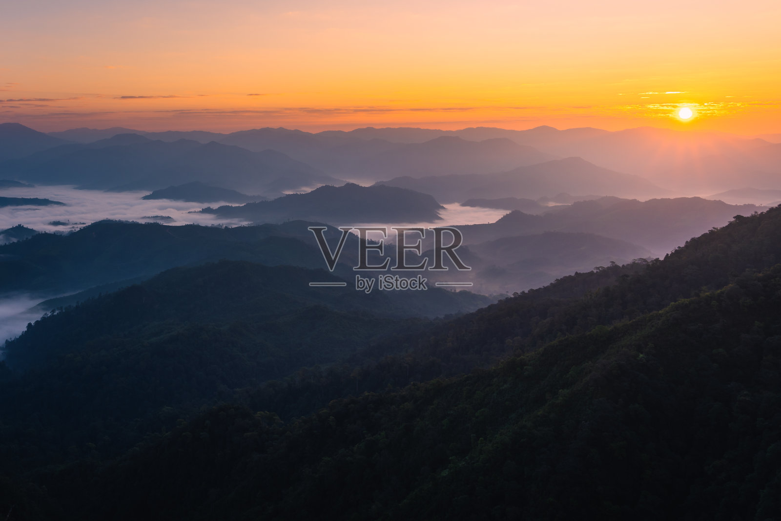 在泰国西部的雾海山上的日出(塔松阳区，德省)照片摄影图片