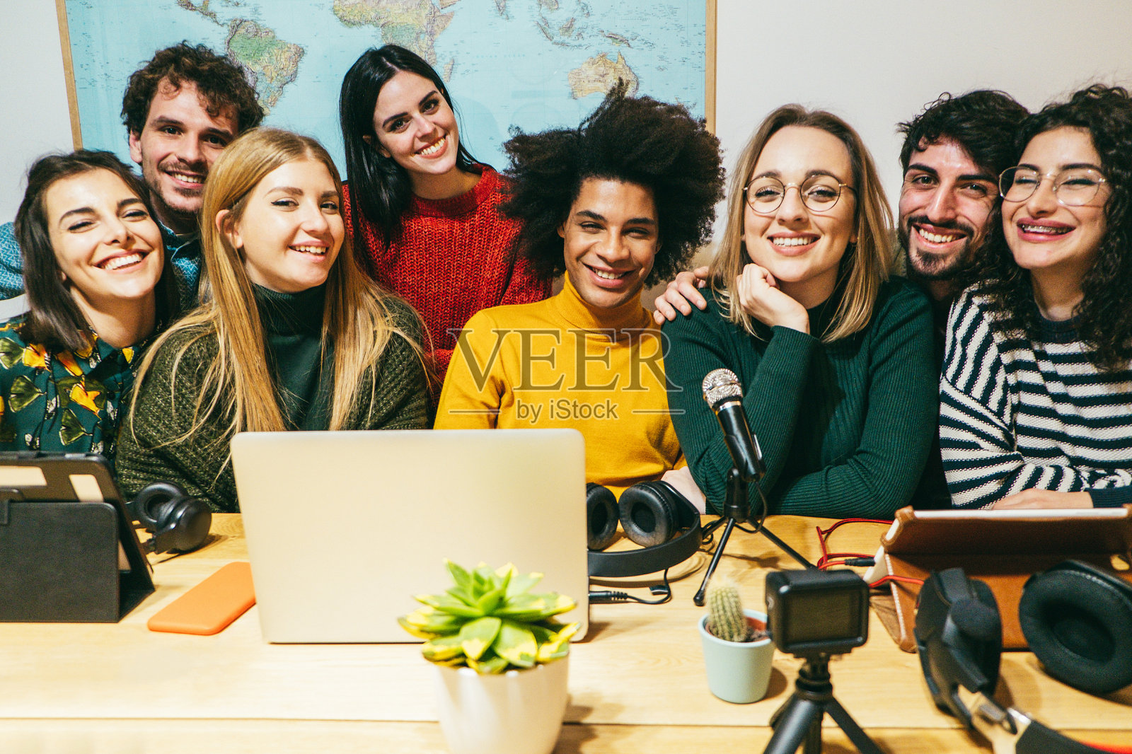 快乐的不同的朋友有乐趣在线流媒体做播客-软关注非洲人的脸照片摄影图片