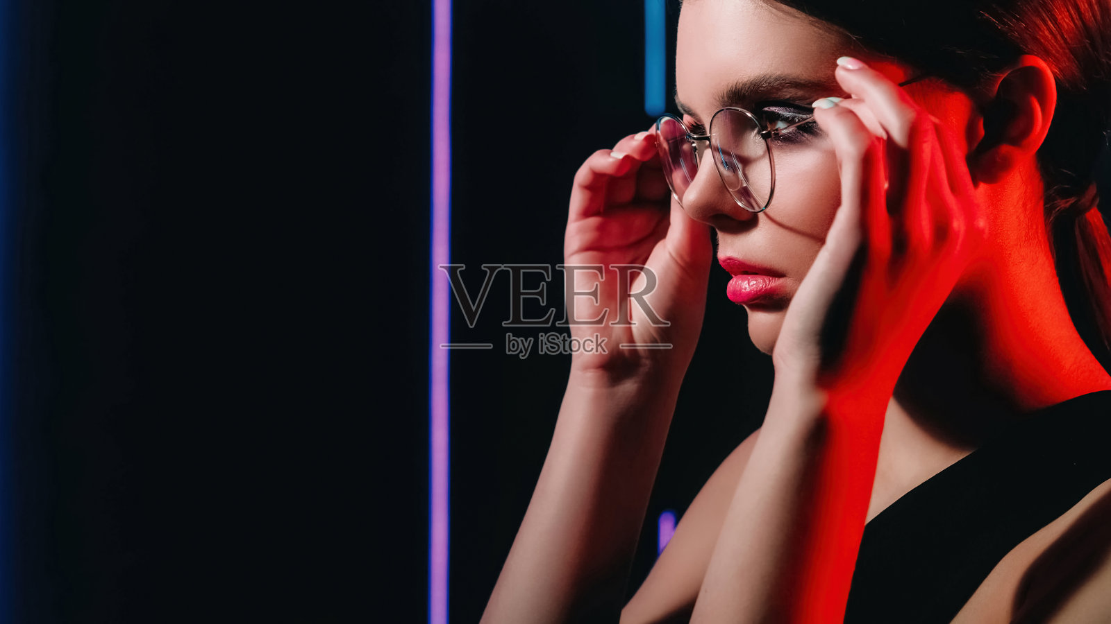 复古视90年代霓虹灯女孩脸眼镜照片摄影图片