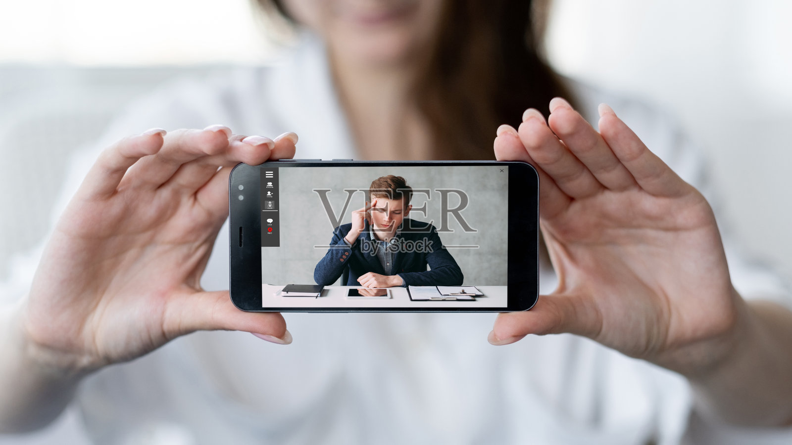 移动会议视频电话商务男士电话照片摄影图片